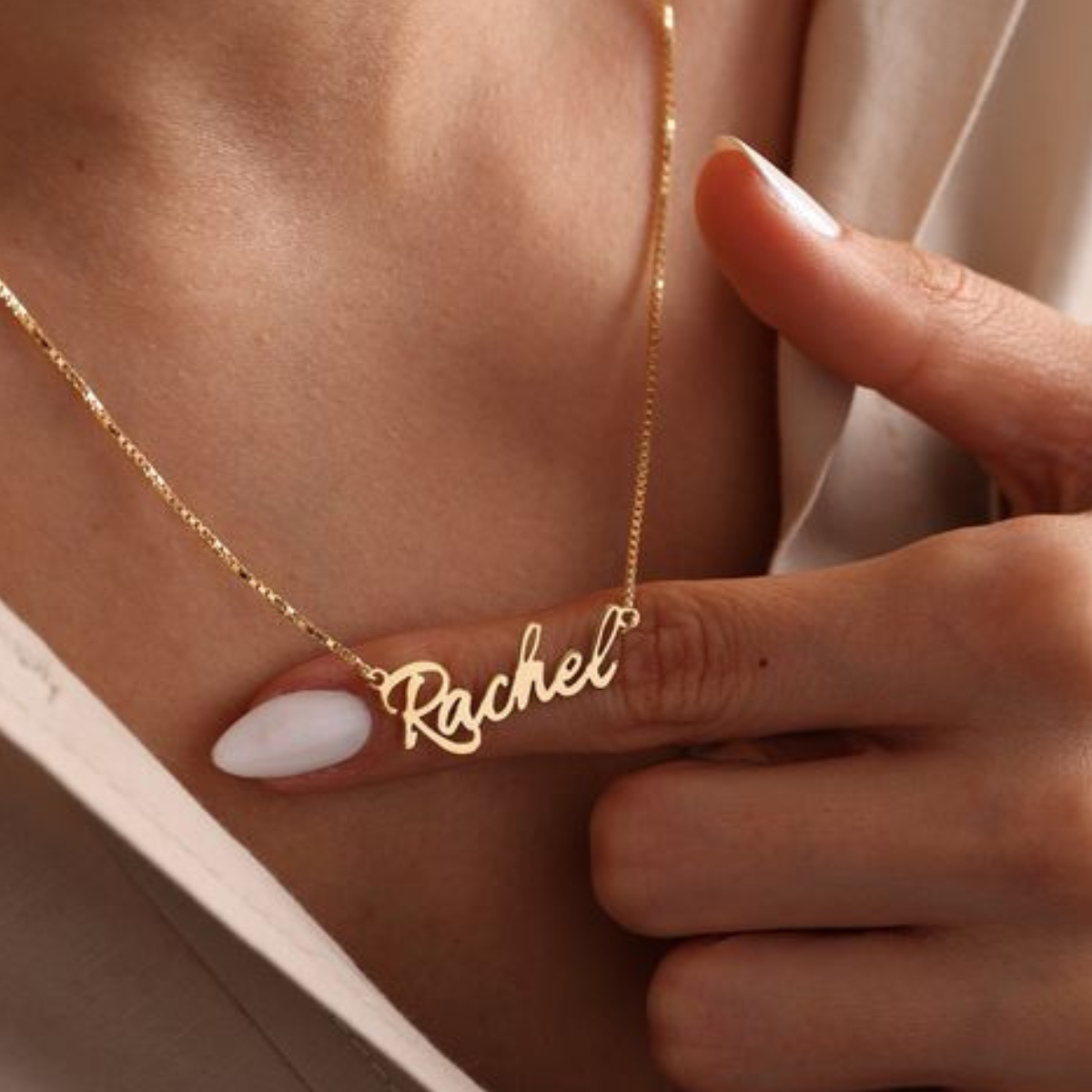 files/Collar_personalizado_con_nombre_y_cadena_cuadrada.png