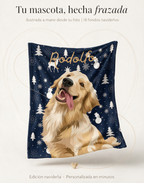 Frazada navideña con el retrato ilustrado de un golden retriever llamado Rodolfo sobre fondo azul con pinos y copos de nieve