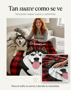 Mujer en su cama con su husky y la frazada personalizada con su retrato y su nombre