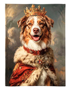 Frazada personalizada con el retrato de un perro pastor australiano como rey, con corona dorada y capa roja de armiño