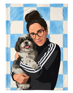 Frazada personalizada con el retrato ilustrado de una mujer abrazando a su perro Shih Tzu, sobre fondo de cuadros azules