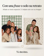 Frazada con el retrato de una familia de cinco y la frase Los amo sobre fondo vichy verde, y otra con una pareja y su bebé sin texto sobre fondo de puntos