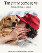 Detalle de la frazada de tela polar suave con el retrato ilustrado de un hombre besando a su golden retriever