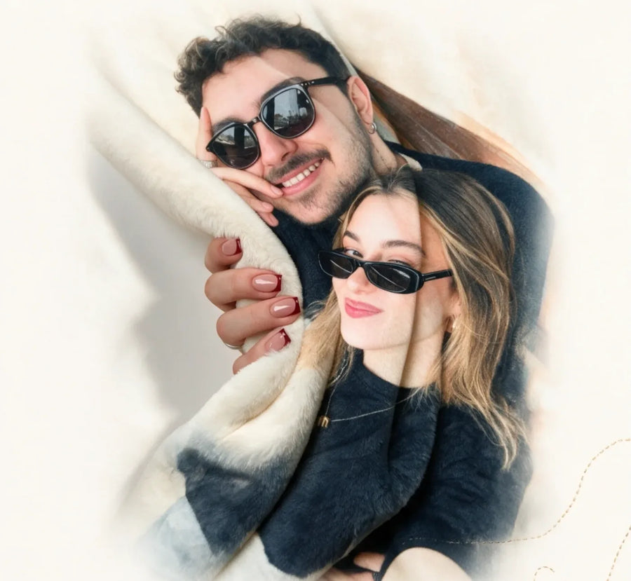 Pareja abrazada bajo su frazada personalizada con foto