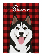 Frazada personalizada con el retrato ilustrado de un husky y su nombre, Bruno, sobre fondo navideño de cuadros rojos